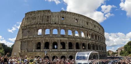 El cortejo fúnebre del papa Francisco a su paso por el Coliseo de Roma&nbsp;