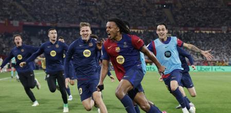 Jules Kounde celebra marcar el seu tercer gol amb companys d'equip<br>