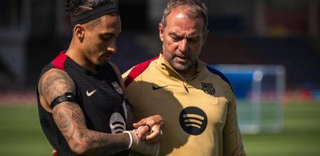 Hansi Flick con Raphinha, uno de los jugadores que lleva el anillo