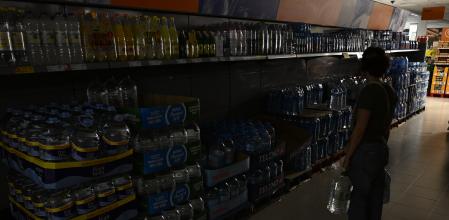 Vista de un supermercado durante el apagón este lunes en una gasolinera de Castellón.