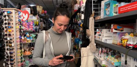 Una chica compra una radio analógica, uno de los productos más vendidos en el día de hoy