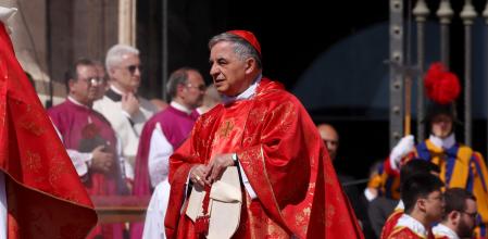 El cardenal Angelo Becciu, durante las exequias del papa Francisco el pasado sábado en la plaza de San Pedro del Vaticano