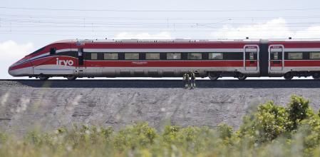 Un tren de Alta Velocidad parado el las vías en Valencia, este lunes durante el masivo apagón sufrido por el sistema eléctrico en España