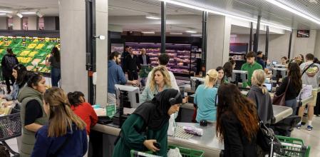 Ciudadanas comprando en un supermercado la tarde del apagón&nbsp;