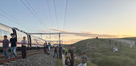 Pasajeros del AVE Barcelona - Madrid que se vio ayer afectado tras el apagón general