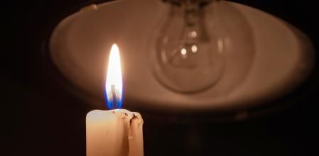 Una vela encendida en una casa durante un apagón