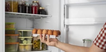 En los supermercados el huevo está en temperatura ambiente para evitar la condensación de agua que podría deteriorar la cáscara, pero se recomienda guardarlo en el frigorífico al llegar al hogar