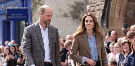 Los príncipes de Gales este martes durante su visita a la isla de Mull.&nbsp;