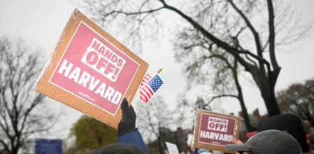 Manifestantes contra el intervencionismo de Trump en las universidades.