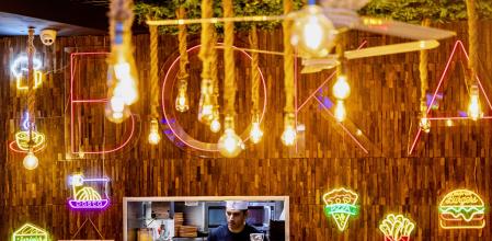 El regreso a la normalidad fue prácticamente total ayer. En la imagen, un restaurante de Barcelona