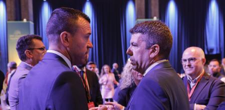 El presidente de Generalitat valenciana, Carlos Mazón (d), conversa con el presidente de la Diputación de Valencia, Vicente Mompó.&nbsp;