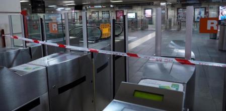 La estación de Rodalies de plaza de Cataluña, todavía cerrada el martes al mediodía a raíz del apagón general