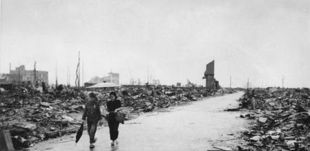 Imagen de las Fuerzas Aéreas de EEUU de septiembre de 1945 de dos personas andando entre las ruinas de Hiroshima&nbsp;