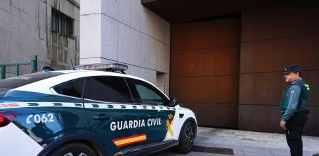 El matrimonio detenido por encerrar a sus tres hijos durante más de 4 años en una vivienda en Oviedo entra en los juzgados de Oviedo en un coche de la Guardia Civil para declarar.