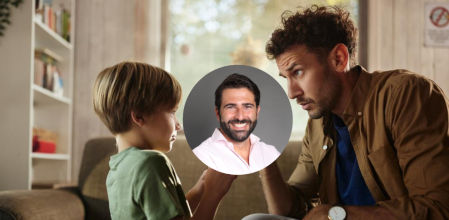 Un padre regañando a su hijo