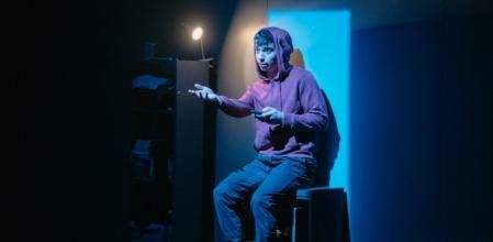 'AKA', al teatre Gaudí. Dramatúrgia: Daniel J. Meyer. Direcció: Montse Rodríguez i Clusella. Intèrpret: Guillem Villarroya Armengol. Maig 2025