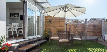 Protege tu terraza del sol con sombrillas y otras soluciones
