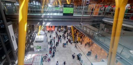 Vista de una de las instalaciones del aeropuerto Adolfo Suárez Madrid-Barajas, donde por las noches unas 500 personas vulnerables pasan la noche.
