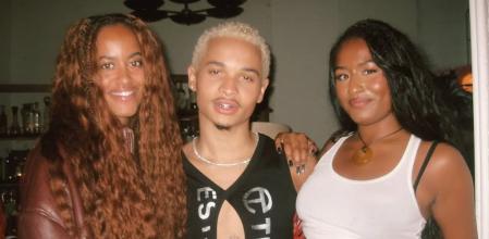 Las hermanas Obama, Malia y Sasha, junto al músico Destin Conrad