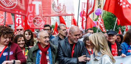 Los secretarios generales de CCOO y UGT, Unai Sordo y Pepe Álvarez, saludan a la vicepresidenta Yolanda Diaz en la manifestación del Primero de Mayo&nbsp;