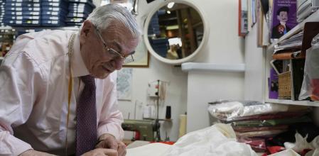El sastre italiano Raniero Mancinelli, que por iniciativa propia confecciona trajes para un posible futuro Papa, trabaja en su tienda de Roma
