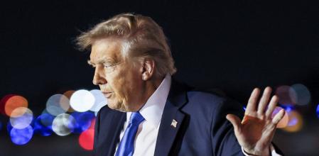 Donald Trump saluda tras desembarcar del 'Air Force One' en el aeropuerto de Palm Beach, en Florida&nbsp;