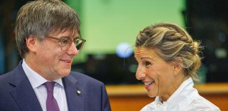 El líder de JxCat, Carles Puigdemont, y la vicepresidenta Yolanda Díaz en su encuentro en Bruselas en septiembre de 2023