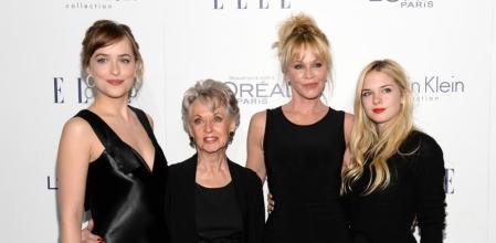 Tippi Hedren, junto a su hija Melanie Griffith y sus nietas Dakota Johnson y Stella Banderas