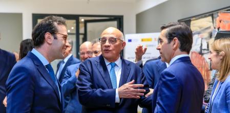 El ministro de Economía, Carlos Cuerpo, con el presidente de Sabadell, Josep Oliu, y el presidente del BBVA, Carlos Torres