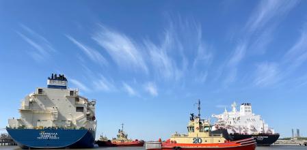 Un barco de Gas Natural Licuado (GNL) navega por las aguas de Luisiana (EE.UU.)
