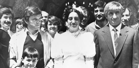 ESPAÑA CARAVANA DE MUJERES: PLAN (HUESCA), 04/05/1985.- Cerca de las dos de la tarde, los novios de Plan, Mariano y Mari Ángeles, dijeron el