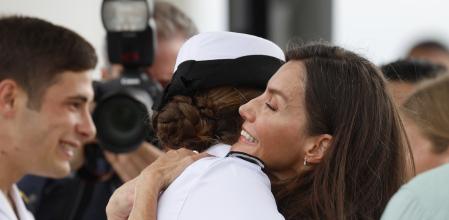 La reina Letizia abraza a su hija Leonor, este sábado, en el puerto de Ciudad de Panamá