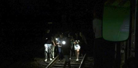 Usuarios del metro caminando por las vías durante el apagón&nbsp;&nbsp;