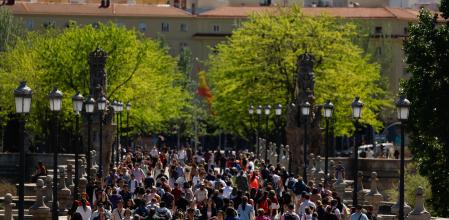  Muchas personas en la calle en Madrid, durante el día del apagón 