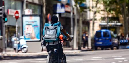 Un trabajador de Deliveroo durante una entrega 