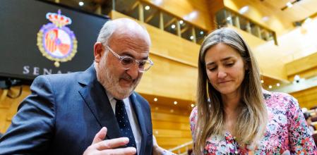 El diputado Eduard Pujol (Junts) conversa con la vicepresidenta segunda, Sara Aagesen, al inicio del pleno en el Senado&nbsp;