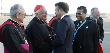 El presidente de la República francesa departiendo con el cardenal francés Jean-Marc Aveline