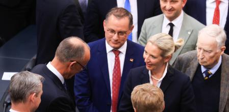 La diputada Alice Weidel saluda a Merz después de la segunda votación