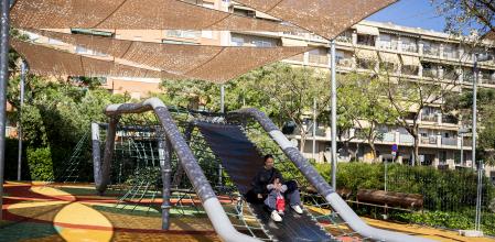 El Ayuntamiento quiere prestar especial atención a las zonas infantiles, como la del parque Antoni Santiburcio, en Sant Andreu