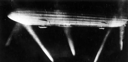 Un zepelín alemán detectado por los focos durante un raid aéreo en Gran Bretaña en 1916