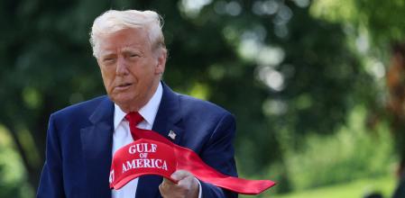 El presidente muestra una gorra con la inscripción “golfo de América”, la denominación que dio al golfo de México el primer día de su mandato.
