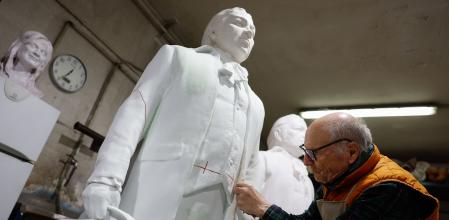El pintor y escultor Antonio López ultima una escultura a tamaño natural de Francisco de Goya que dará la bienvenida a los visitantes de su casa natal, en la localidad de Fuendetodos (Zaragoza)