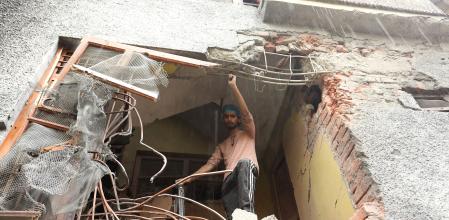 Localidades de la Cachemira bajo control indio, como Poonch, han estado recibiendo desde la madrugada del miércoles un duro castigo en forma de obuses, desde el otro lado de la línea de control, con un balance de 16 civiles y un militar fallecidos, además de 48 heridos, por fuego pakistaní 