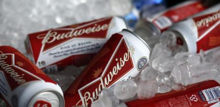 Latas de cerveza Budweiser, una de las marcas que se podrían ver afectadas por los aranceles europeos