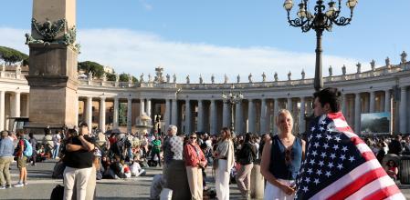 Un hombre con una bandera estadounidense en la plaza de San Pedro del Vaticano este jueves.&nbsp;