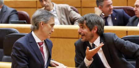 El ministro de Cultura, Ernest Urtasun (d), durante la última sesión de control al Gobierno celebrada este martes en el Senado 
