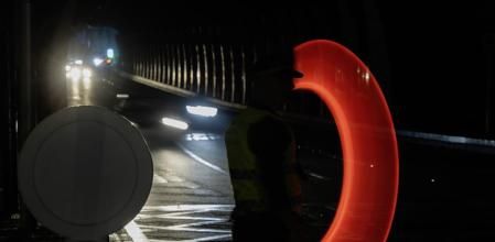 Un policía da indicaciones a vehículos en una calle del centro durante el apagón en Málaga