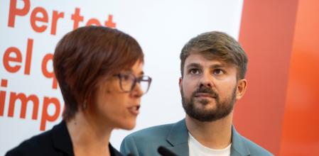 La portavoz de Compromís en el Congreso, Àgueda Micó y  el diputado de Compromís-Sumar en el Congreso, Alberto Ibáñez, ofrecen una rueda de prensa en la sede de Compromís, a 2 de octubre de 2023, en Valencia, Comunidad Valenciana (España). Durante la rueda de prensa, han abordado las principales exigencias en la negociación del futuro gobierno central.