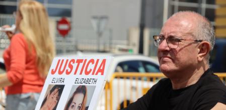 Imagen de archivo de un familiar de dos fallecidas en la dana ante el congreso del PPE en Valencia