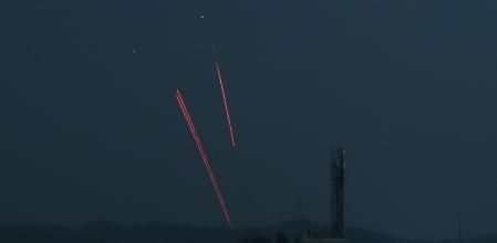 En la imagen se observan estelas de un sistema de defensa aérea indio sobre Jammu durante un ataque pakistaní